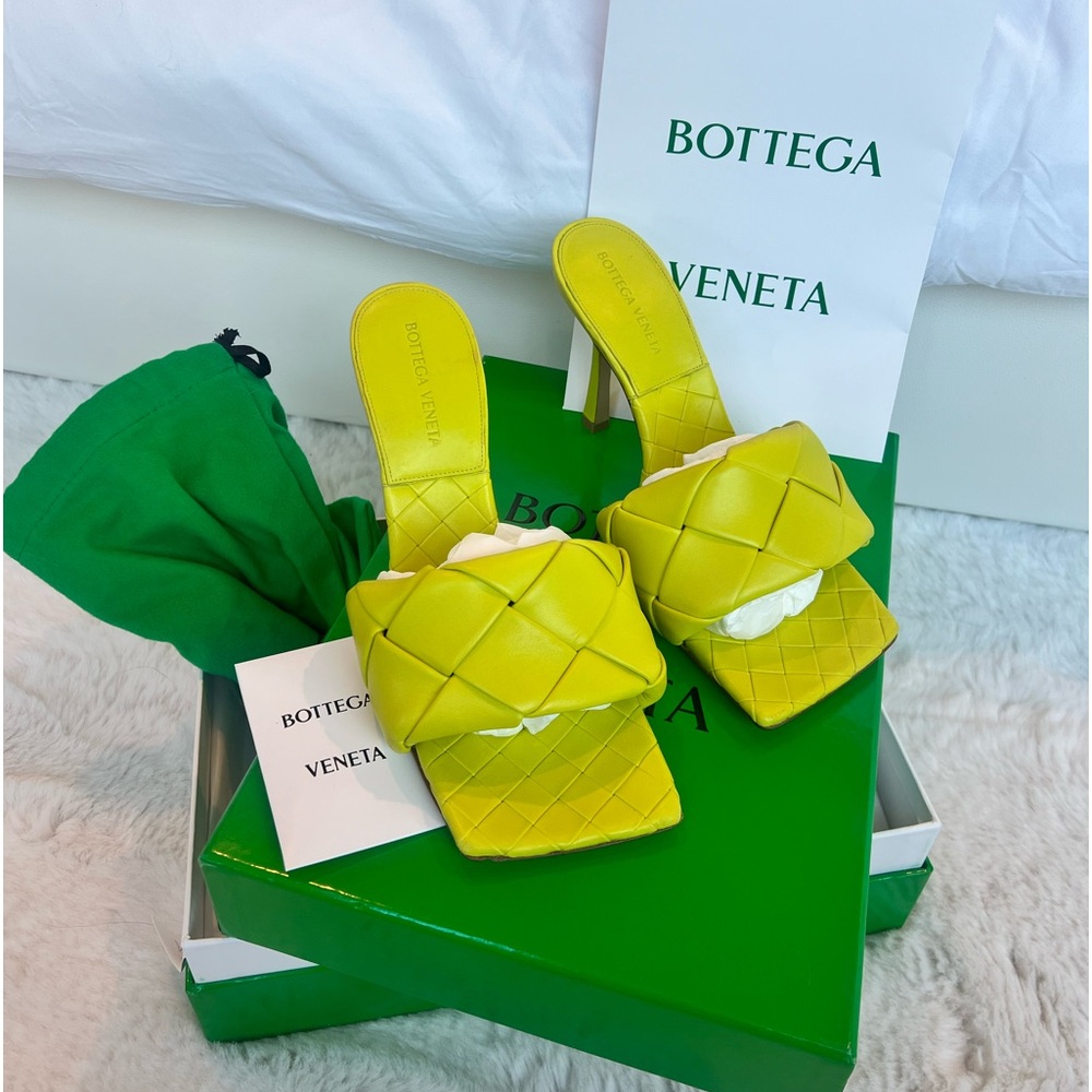 New Bottega Veneta Never worn LIDO SANDAL in Kiwi. Box, bag and papers included - Picture 2 of 6